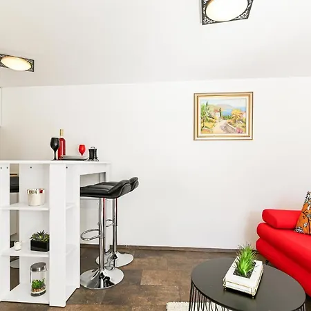 Amazing Apartment In Okrug Gornji شقة *