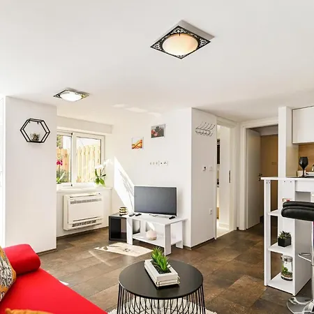 Amazing Apartment In Okrug Gornji تروغير