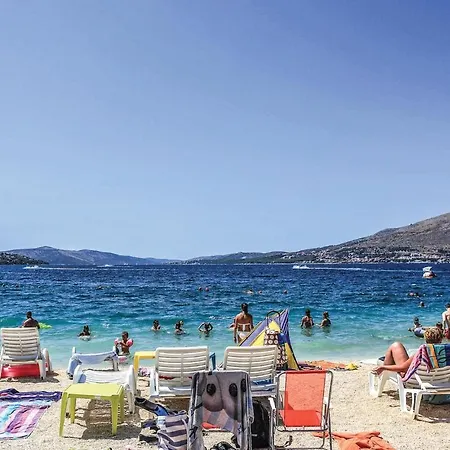 Amazing Apartment In Okrug Gornji شقة