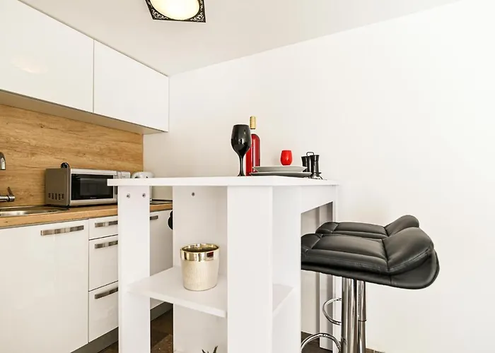 Amazing Apartment In Okrug Gornji Apartman