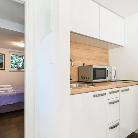 Awesome Apartment In Okrug Gornji With Wifi アパート *