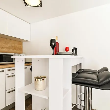 Awesome Apartment In Okrug Gornji With Wifi アパート