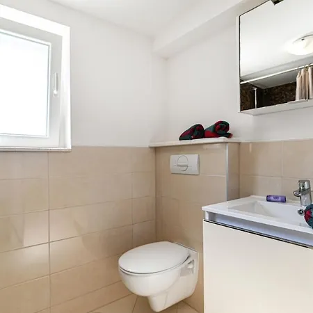 アパート Awesome Apartment In Okrug Gornji With Wifi *