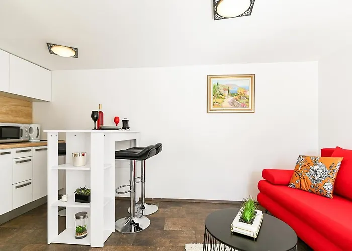 Amazing Apartment In Okrug Gornji Appartement *