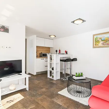 Apartament Awesome Apartment In Okrug Gornji With Wifi